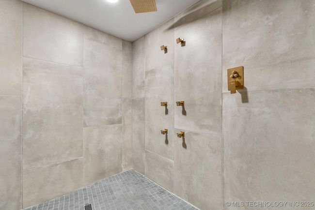 Luxury steam shower with heated floors | Image 51