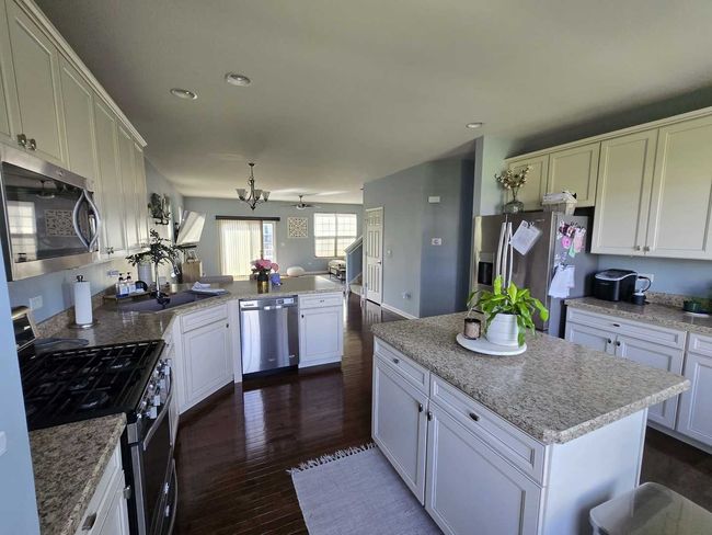 231 Lionel Dr, Townhouse with 3 bedrooms, 3 bathrooms and 2 parking in Grayslake IL | Image 6