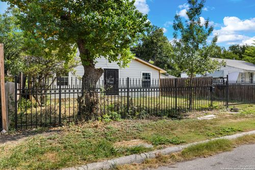 1635 W Mariposa Dr, San Antonio, TX, 78201-2919 | Card Image