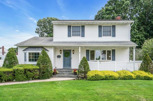 7 Tomkins Court, Smithtown, NY, 11725 | Card Image