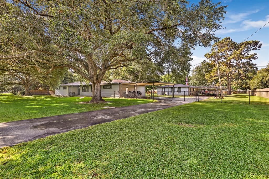 Oak St, Anahuac, TX 77514