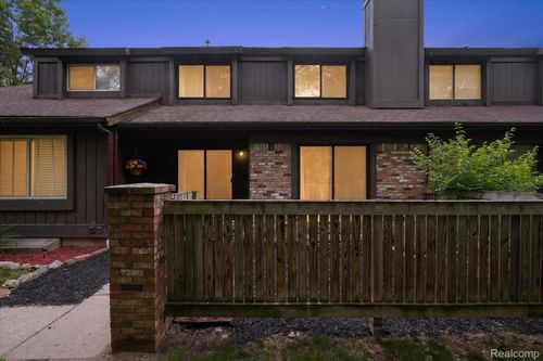 2017 Beekman Ct, Flint, MI, 48532-2416 | Card Image