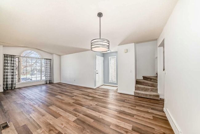 207 Coachway Rd Sw, House other with 3 bedrooms, 3 bathrooms and 2 parking in Calgary AB | Image 19