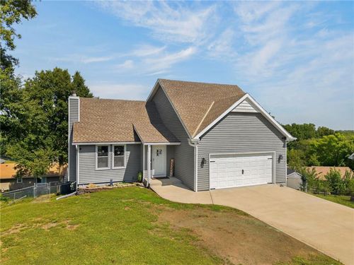 306 Lakeland Dr, Smithville, MO, 64089-9711 | Card Image