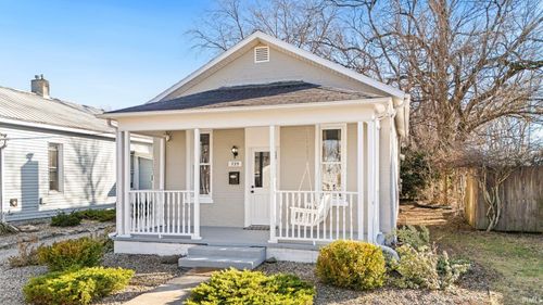 735 W Market St, Warsaw, IN, 46580-2518 | Card Image