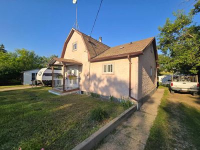 34243 Clovelly St, House detached with 4 bedrooms, 2 bathrooms and 4 parking in Altario AB | Image 2