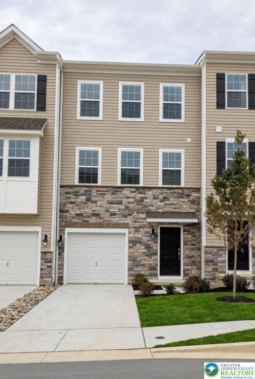 8303 Brodie Ct, BREINIGSVILLE, PA, 18031-8759 | Card Image