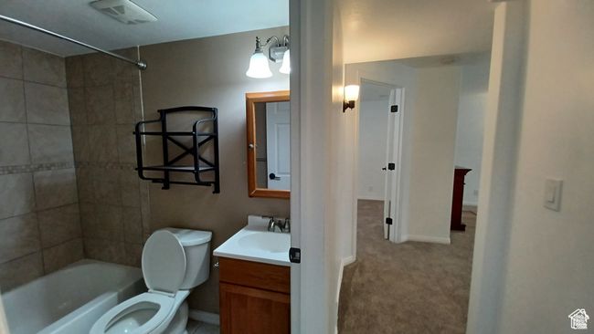 Bathroom with vanity and shower / washtub combination | Image 28
