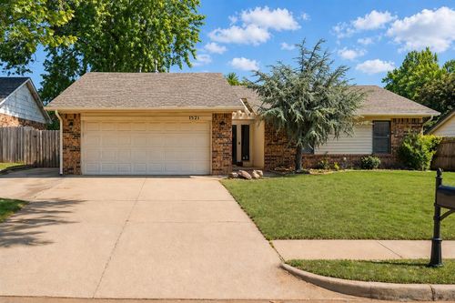 1521 Ne 2nd St, Moore, OK, 73160-7807 | Card Image