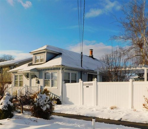 27 Ryder Ave, North Babylon, NY, 11703-2209 | Card Image