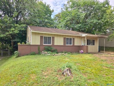 2233 Evans Avenue Nw, House other with 3 bedrooms, 1 bathrooms and null parking in Huntsville AL | Image 2