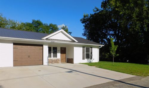 402b 5th St, Delhi, IA, 52223-8566 | Card Image