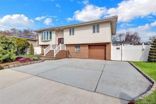 320 Idaho St, Lindenhurst, NY, 11757-5214 | Card Image