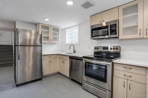 001-95 E Euclid St, Detroit, MI, 48202-2209 | Card Image