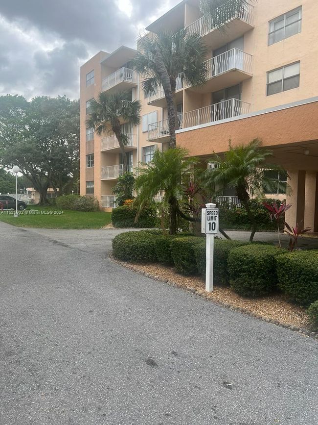 L - 500 Executive Center Dr, Condo with 1 bedrooms, 1 bathrooms and null parking in West Palm Beach FL | Image 6