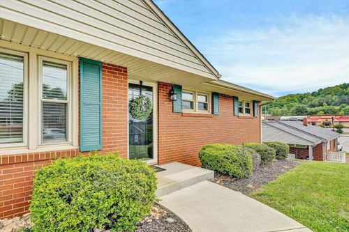 135 Center St, Rocky Mount, VA, 24151-1122 | Card Image