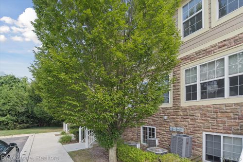 4-164 Saber Way, Lake Orion, MI, 48362-3372 | Card Image