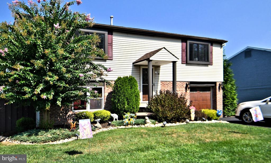 Dawn Rd, Levittown, PA 19056