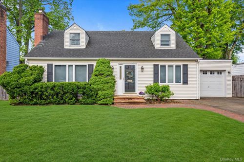 15 Purdue Rd, Glen Cove, NY, 11542-2001 | Card Image