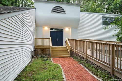 330 E Broadway, Port Jefferson, NY, 11777-1418 | Card Image