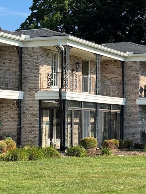 8-24212 E River Rd, Grosse Ile, MI, 48138-2309 | Card Image