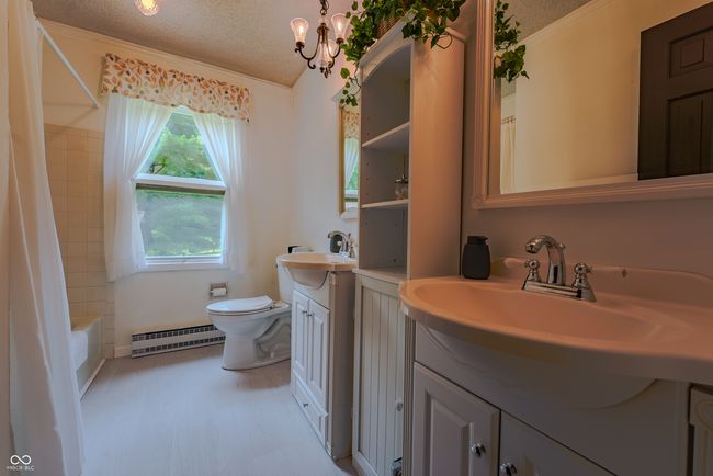 Bathroom Main Floor | Image 13