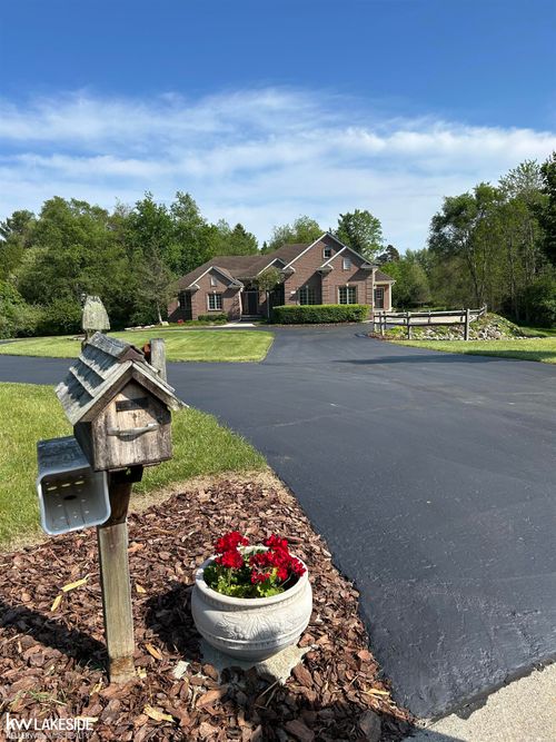 901 Jack Pine Drive, Oakland Charter Township, MI, 48306 | Card Image
