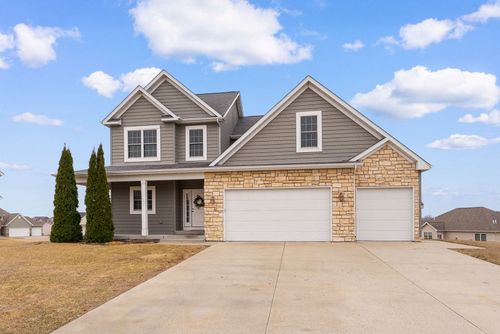 17 Blackstone Cir, Le Claire, IA, 52753-7601 | Card Image