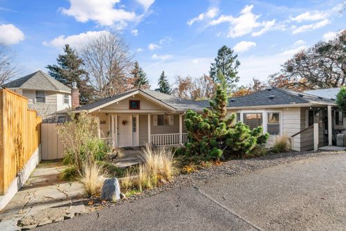 560 Woodberry Ln, Jacksonville, OR, 97530-9261 | Card Image