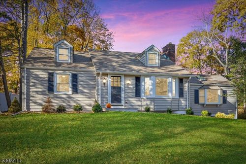 864 Valley Rd, Gillette, NJ, 07933-1807 | Card Image