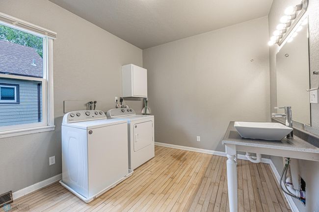 1/2 Bathroom & Laundry Room | Image 28