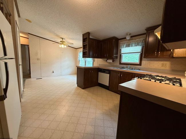 2610 Maple Spring Hwy, House other with 3 bedrooms, 3 bathrooms and 3 parking in Eglon WV | Image 5