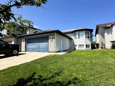 9054 128 A Ave, House detached with 3 bedrooms, 2 bathrooms and 4 parking in Grande Prairie AB | Image 1