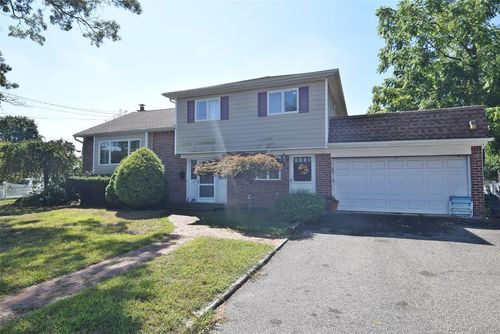 104 Woods Rd, Babylon, NY, 11703-1408 | Card Image