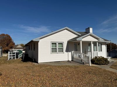 907 Grant Street, House other with 2 bedrooms, 1 bathrooms and null parking in Parkersburg IA | Image 2