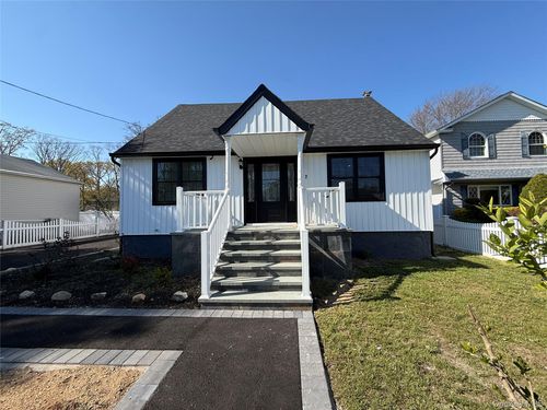 7 E Lakeland St, Bay Shore, NY, 11706-1924 | Card Image