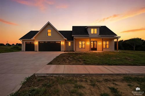 207 Sandbar Dr, Wamego, KS, 66547-9804 | Card Image