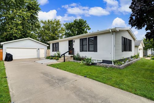 22 Geneva Ct, Bloomington, IL, 61704-7526 | Card Image