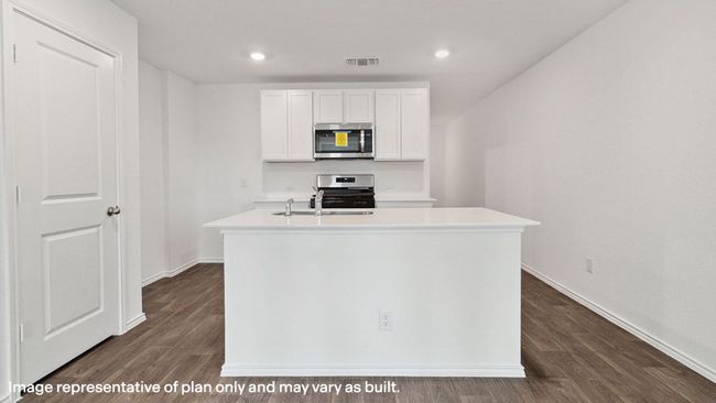 405 Wild Goose Drive, House other with 3 bedrooms, 2 bathrooms and null parking in Luling TX | Image 4