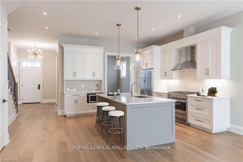 32 Rampart St, Niagara On The Lake, ON, L0S1J0 | Card Image