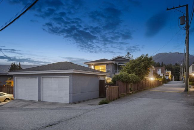 217 W 18 Th Street, Home with 3 bedrooms, 2 bathrooms and 2 parking in North Vancouver BC | Image 27