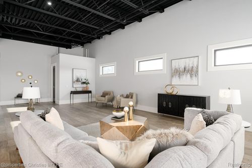 d-32686 Woodward Ave, Royal Oak, MI, 48073-0951 | Card Image