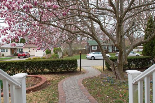 79 Hempstead Ave, Miller Place, NY, 11764-2611 | Card Image