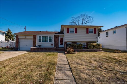 389 Beebe Ct, North Babylon, NY, 11703-2213 | Card Image