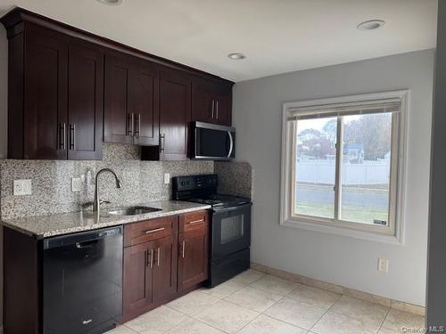 154 Kingfisher Rd, Levittown, NY, 11756-2118 | Card Image