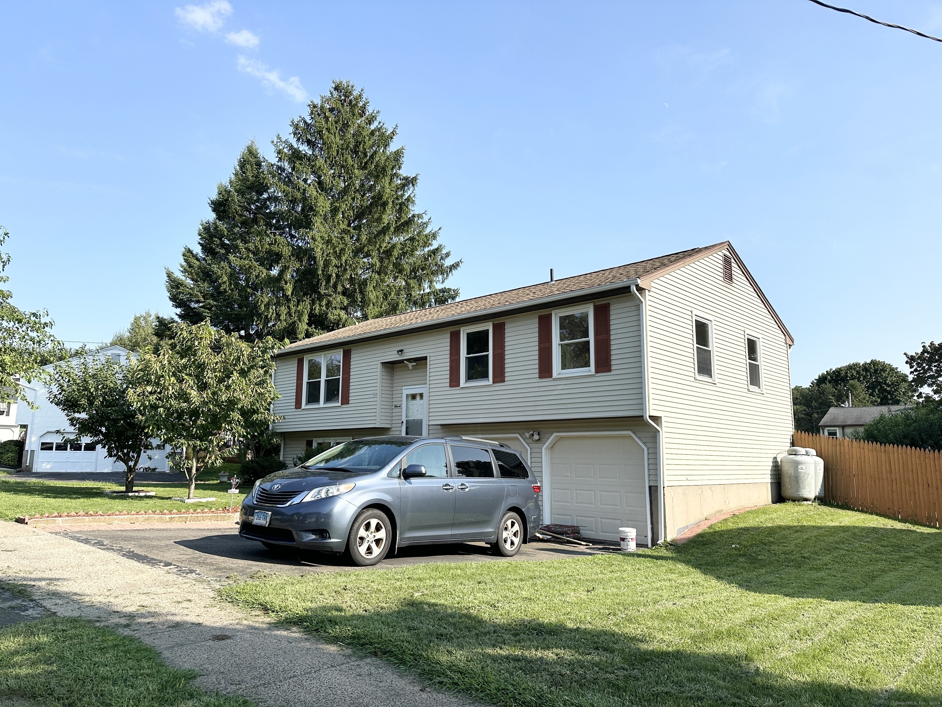 Costanzo Ct, Hamden, CT 06518
