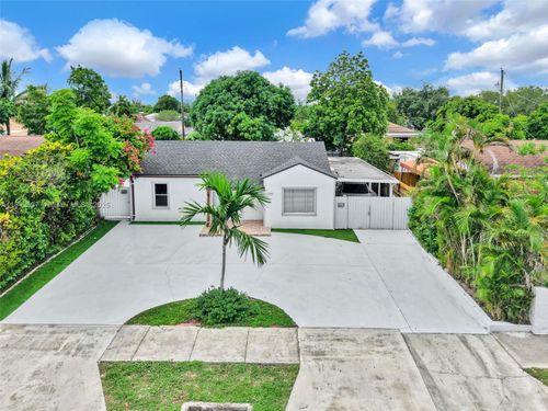 840 Ne 4th Pl, Hialeah, FL, 33010-5113 | Card Image