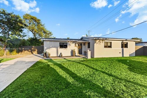 17121 Nw 82nd Ave, Hialeah, FL, 33015-3723 | Card Image