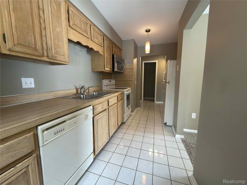 8517 Pepper Ridge Dr, Grand Blanc, MI, 48439-1940 | Card Image