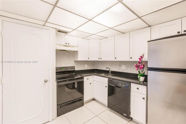 APT-103 - 4152 Inverrary Dr, Condo with 2 bedrooms, 2 bathrooms and null parking in Lauderhill FL | Image 5